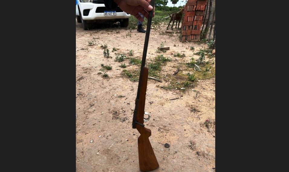 Tres hombres armados con rifles agredieron a un vecino en su propia casa