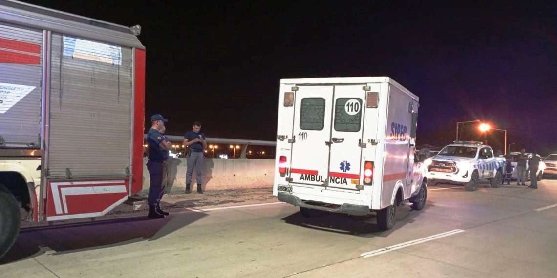 Un hombre intentó tirarse al vacío desde el puente elevado