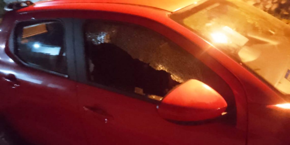 Inadaptado quebró el vidrio de un vehículo pero fue alcanzado y detenido