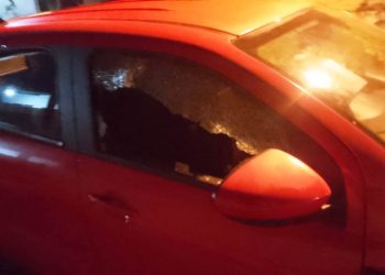 Inadaptado quebró el vidrio de un vehículo pero fue alcanzado y detenido