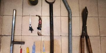Detuvieron a un hombre y una mujer y les secuestraron una tumbera, balas y armas blancas