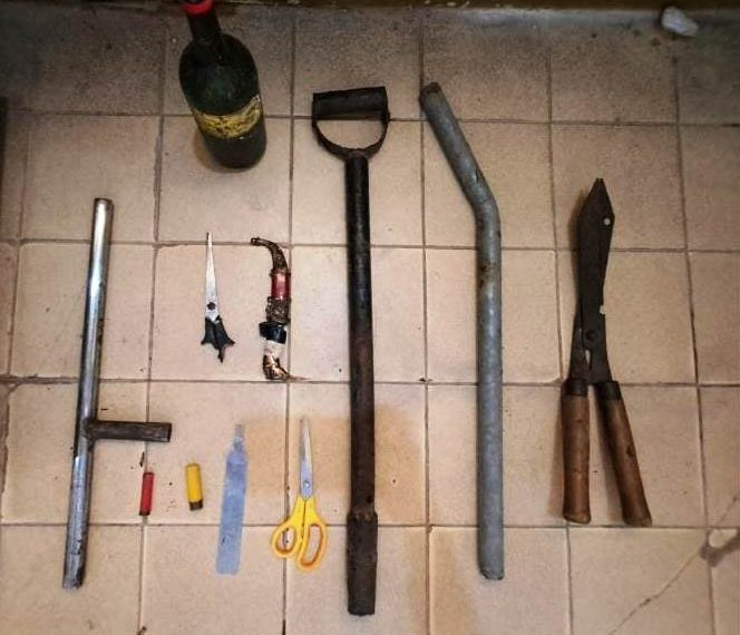 Detuvieron a un hombre y una mujer y les secuestraron una tumbera, balas y armas blancas