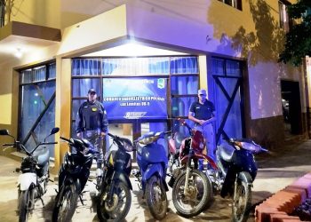 Una banda de jóvenes hacían carreras ilegales de motos en la vía pública: quedaron todos detenidos