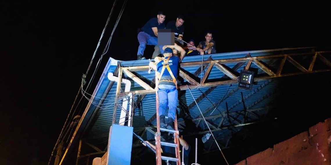 Un joven amenazaba con quitarse la vida en lo alto de un tinglado, la Policía logró disuadirlo