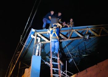 Un joven amenazaba con quitarse la vida en lo alto de un tinglado, la Policía logró disuadirlo