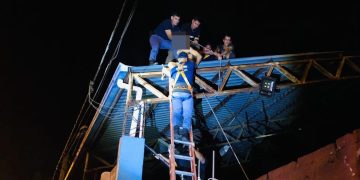 Un joven amenazaba con quitarse la vida en lo alto de un tinglado, la Policía logró disuadirlo