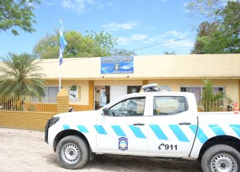 Violento adolescente agredió a un joven con un machete y en su fuga atacó a una pareja en moto