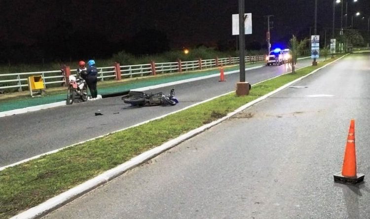 Un motociclista de 23 años murió tras chocar contra un poste de alumbrado público en avenida Ribereña