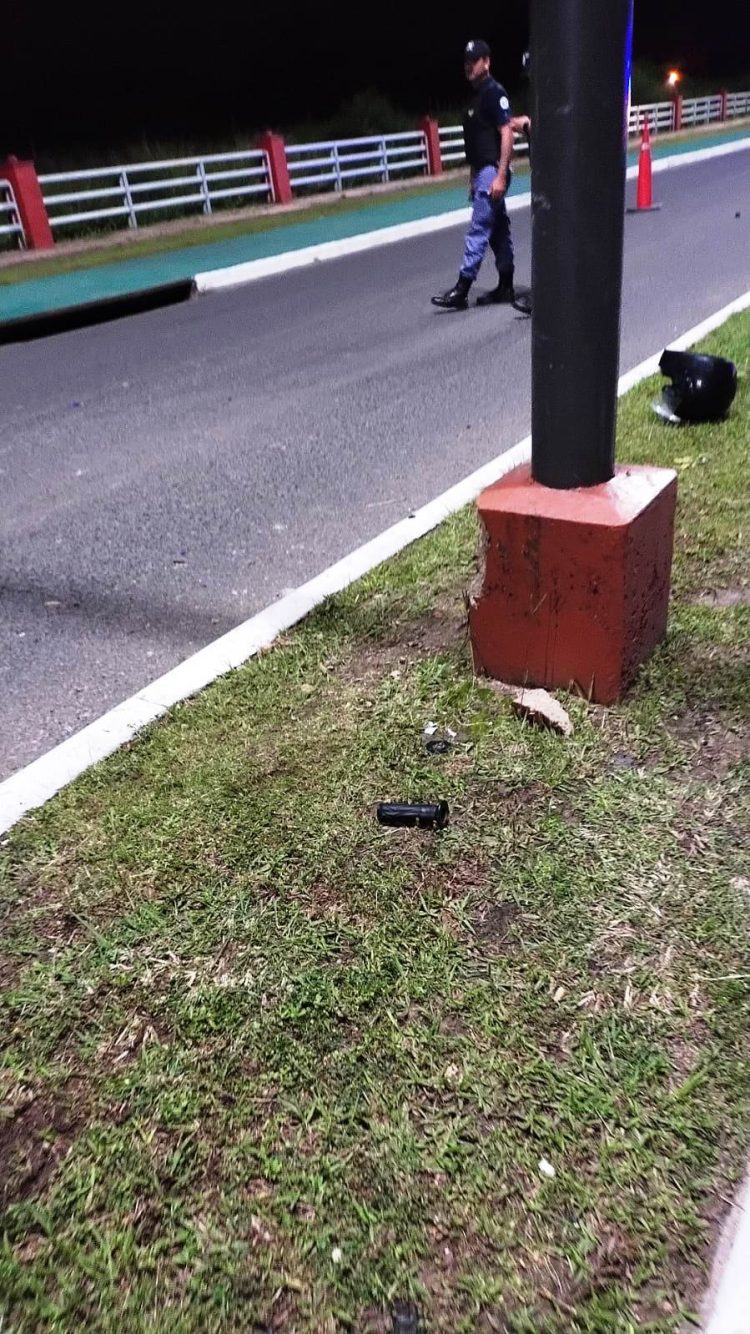 Un motociclista de 23 años murió tras chocar contra un poste de alumbrado público en avenida Ribereña