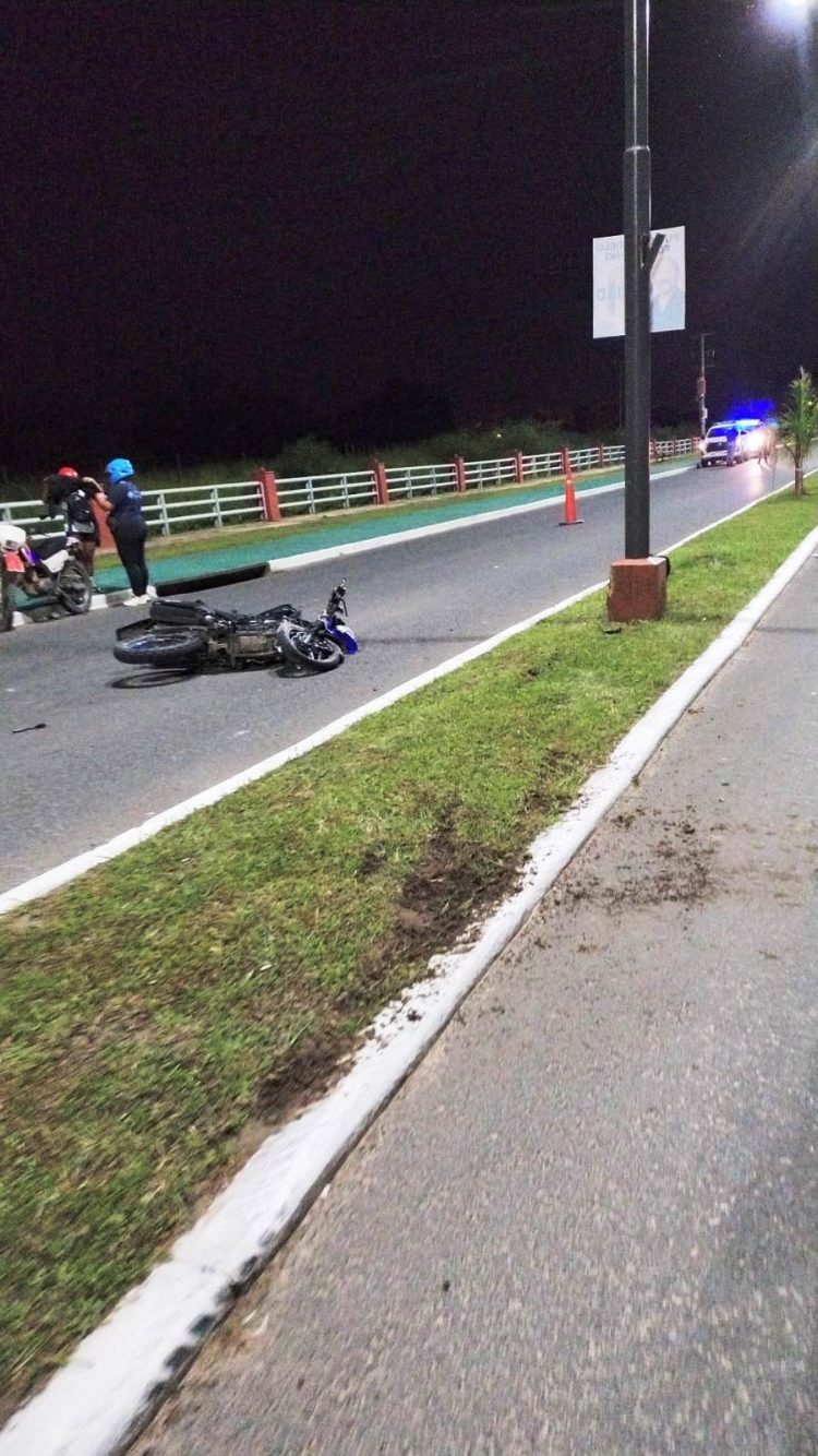 Un motociclista de 23 años murió tras chocar contra un poste de alumbrado público en avenida Ribereña