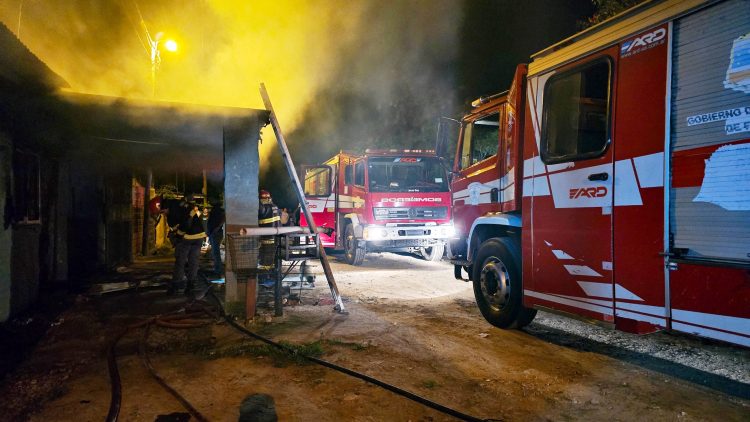 Un cortocircuito desató el voraz incendio de una vivienda