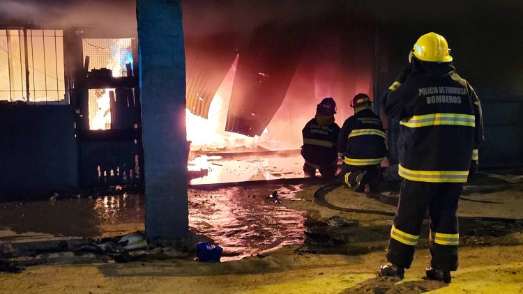 Un cortocircuito desató el voraz incendio de una vivienda