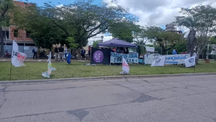 La Asociación Judicial Formosa volvió a parar y se concentró frente al Superior Tribunal de Justicia