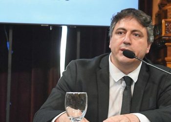 Se multiplican los embargos contra el senador Francisco Paoltroni a medida que insiste en la intervención federal