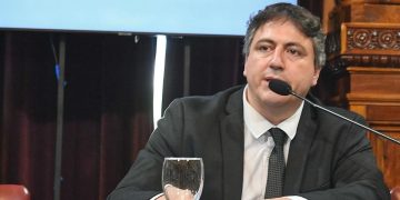 Se multiplican los embargos contra el senador Francisco Paoltroni a medida que insiste en la intervención federal