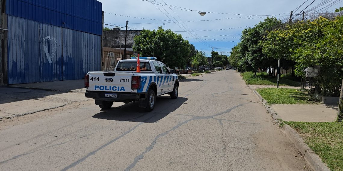 Dos sujetos abordaron a un hombre y lo atacaron a balazos: un tiro impactó en la víctima