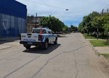 Dos sujetos abordaron a un hombre y lo atacaron a balazos: un tiro impactó en la víctima