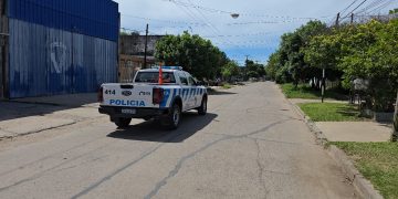 Dos sujetos abordaron a un hombre y lo atacaron a balazos: un tiro impactó en la víctima