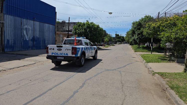 Dos sujetos abordaron a un hombre y lo atacaron a balazos: un tiro impactó en la víctima