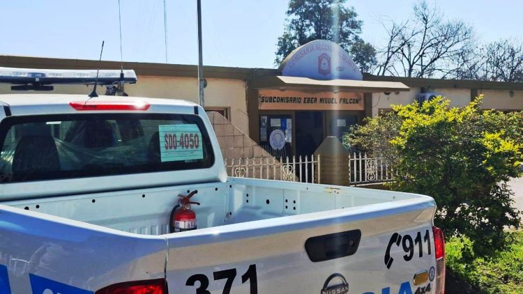 Cuatro sujetos escalaron una muralla y se llevaron objetos de valor de la vivienda de un abuelo