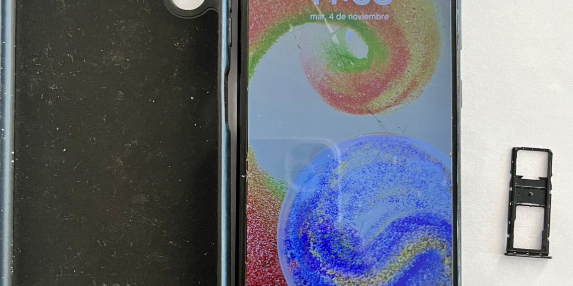 Dos mujeres en moto abordaron a una adolescente en la vía pública y a punta de cuchillo le robaron el celular