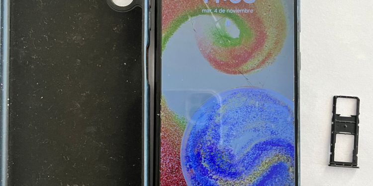 Dos mujeres en moto abordaron a una adolescente en la vía pública y a punta de cuchillo le robaron el celular