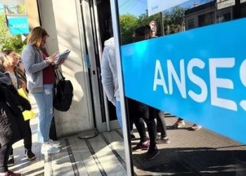 El Gobierno prepara cambios en los planes sociales: pruebas piloto, vouchers educativos, ¿y una AUH unificada?