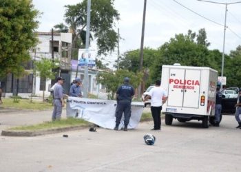 Un motociclista perdió la vida tras chocar violentamente contra un poste: aún no se estableció su identidad