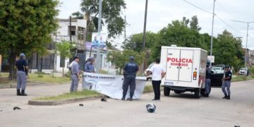 Un motociclista perdió la vida tras chocar violentamente contra un poste: aún no se estableció su identidad