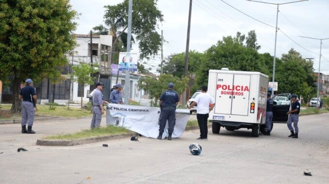 Un motociclista perdió la vida tras chocar violentamente contra un poste: aún no se estableció su identidad