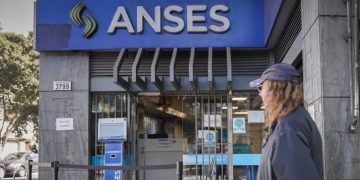 Jubilaciones y AUH con aumento: los valores actualizados que pagará ANSES en enero