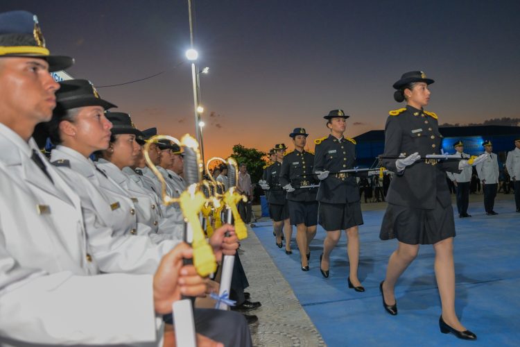 El gobernador Insfrán presidió el acto de egreso de 67 nuevos oficiales ayudantes de la Policía