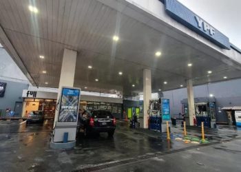 El presidente de YPF anunció que la nafta bajará en promedio un 2% esta semana