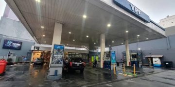 El presidente de YPF anunció que la nafta bajará en promedio un 2% esta semana