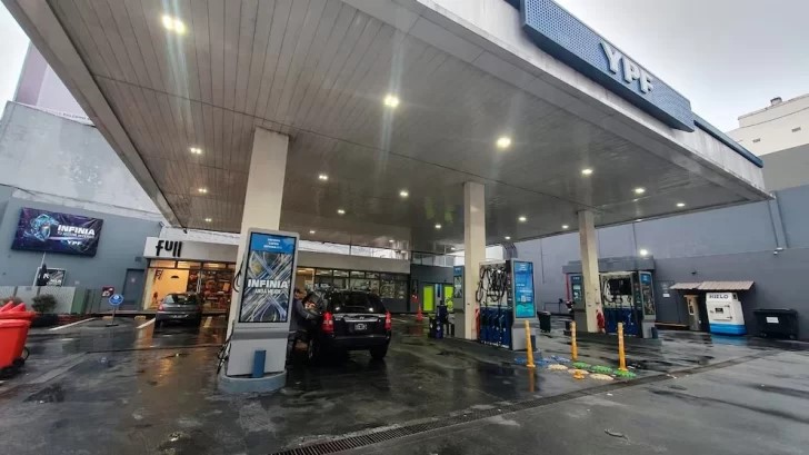 El presidente de YPF anunció que la nafta bajará en promedio un 2% esta semana