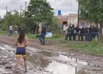 Incidentes entre policías y vecinos en el barrio 28 de Junio por la liberación de un acusado de abuso