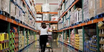 Las ventas en supermercados marcaron en octubre su primera mejora en siete meses