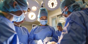 Negligencia en el quirófano: la Justicia condenó a un médico por olvidar una gasa en el abdomen de una paciente