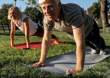 Por qué perdemos estatura con la edad: qué dice la ciencia y cómo prevenirlo