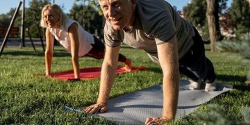 Por qué perdemos estatura con la edad: qué dice la ciencia y cómo prevenirlo