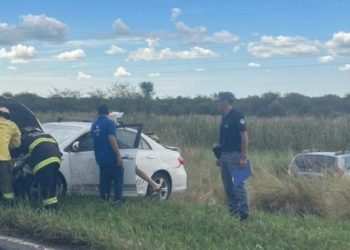 Violento choque entre un auto y una camioneta en la ruta nacional 81