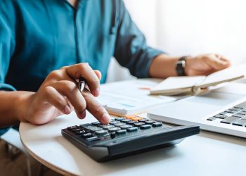 Paso a paso, cómo pedir el subsidio a la luz y al gas en la nueva página web del Gobierno