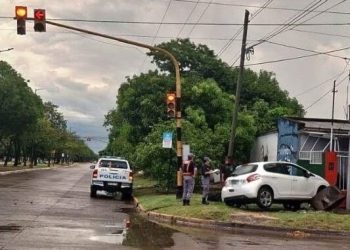 Un joven de 22 años perdió el control de su auto y embistió una vereda: tenía 2,65 de alcohol en sangre