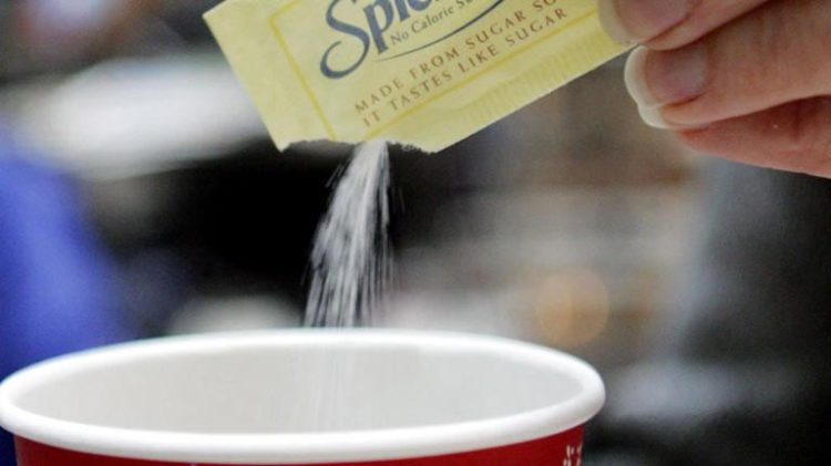 Por qué no deberías usar más edulcorante: la advertencia de los científicos