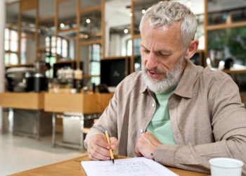 Lanzan un programa de reinserción laboral para mayores de 50 años: cómo aplicar y qué rubros se buscan