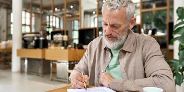 Lanzan un programa de reinserción laboral para mayores de 50 años: cómo aplicar y qué rubros se buscan