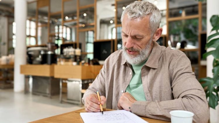 Lanzan un programa de reinserción laboral para mayores de 50 años: cómo aplicar y qué rubros se buscan