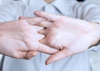 ¿Sonarse los dedos puede causar artritis? La respuesta de la ciencia