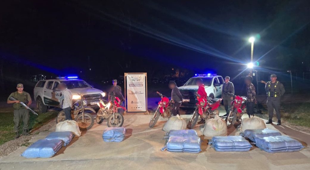 Gendarmería interceptó a cinco motociclistas que trasladaban 400 kilos de hojas de coca