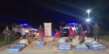Gendarmería interceptó a cinco motociclistas que trasladaban 400 kilos de hojas de coca